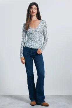 Camiseta de chiffon com decote franzido estampado