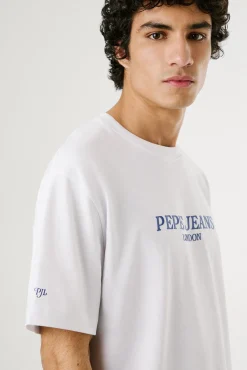Camiseta de manga curta com logo e estampa nas costas.