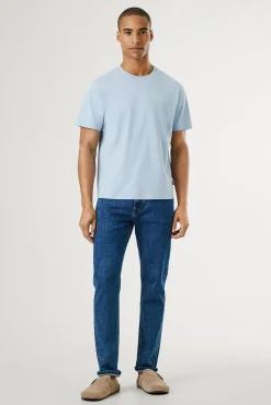 Camiseta de manga curta com logo bordado.