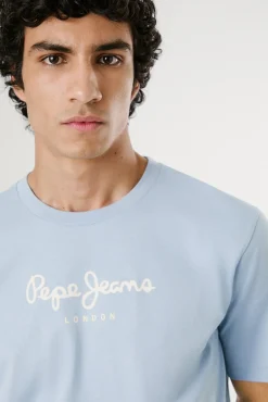 Camiseta de manga curta com logo frontal.