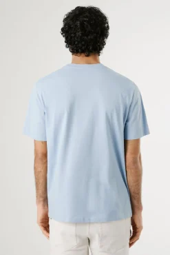 Camiseta de manga curta com logo frontal.