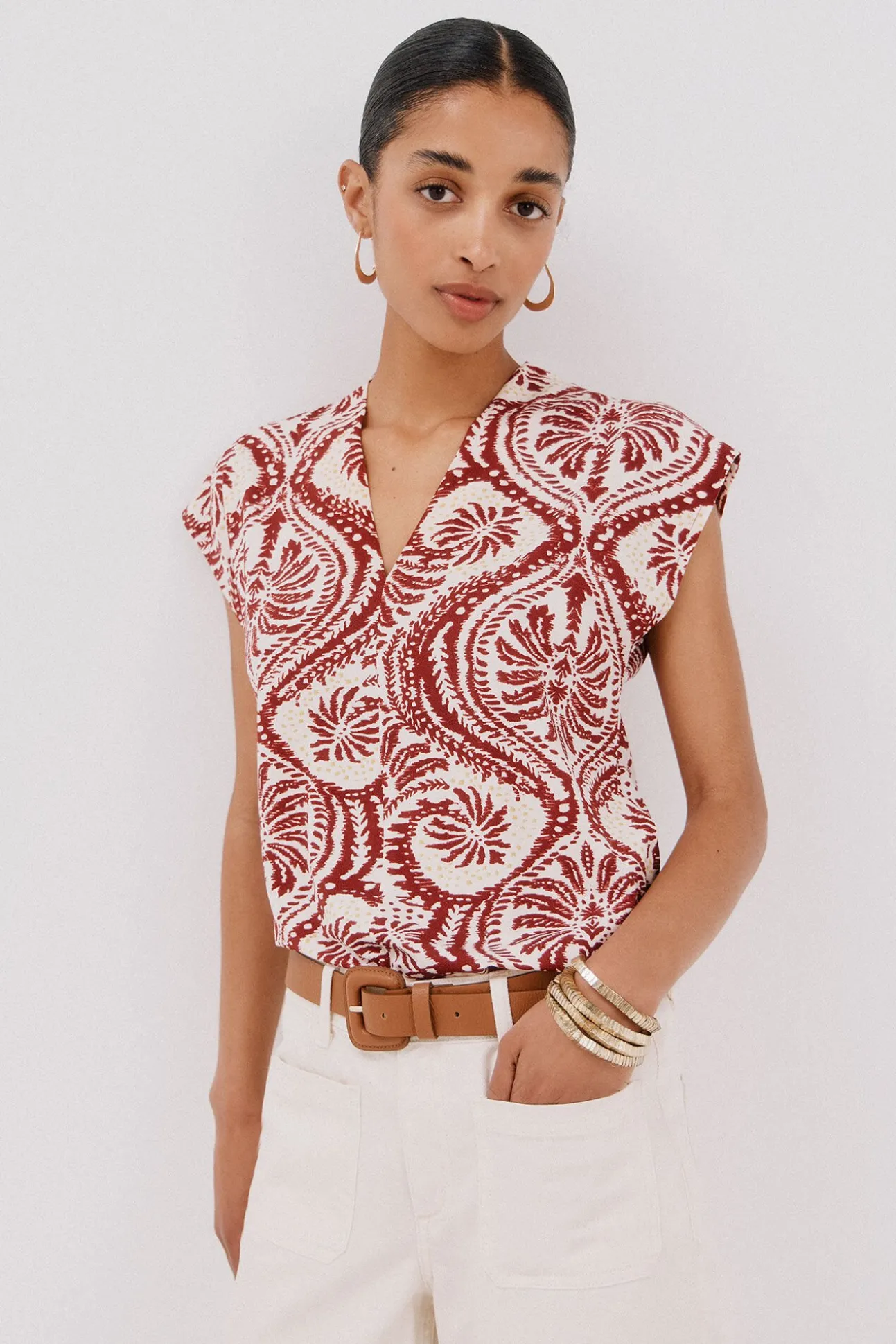 Camiseta estampada com decote em bico franzido