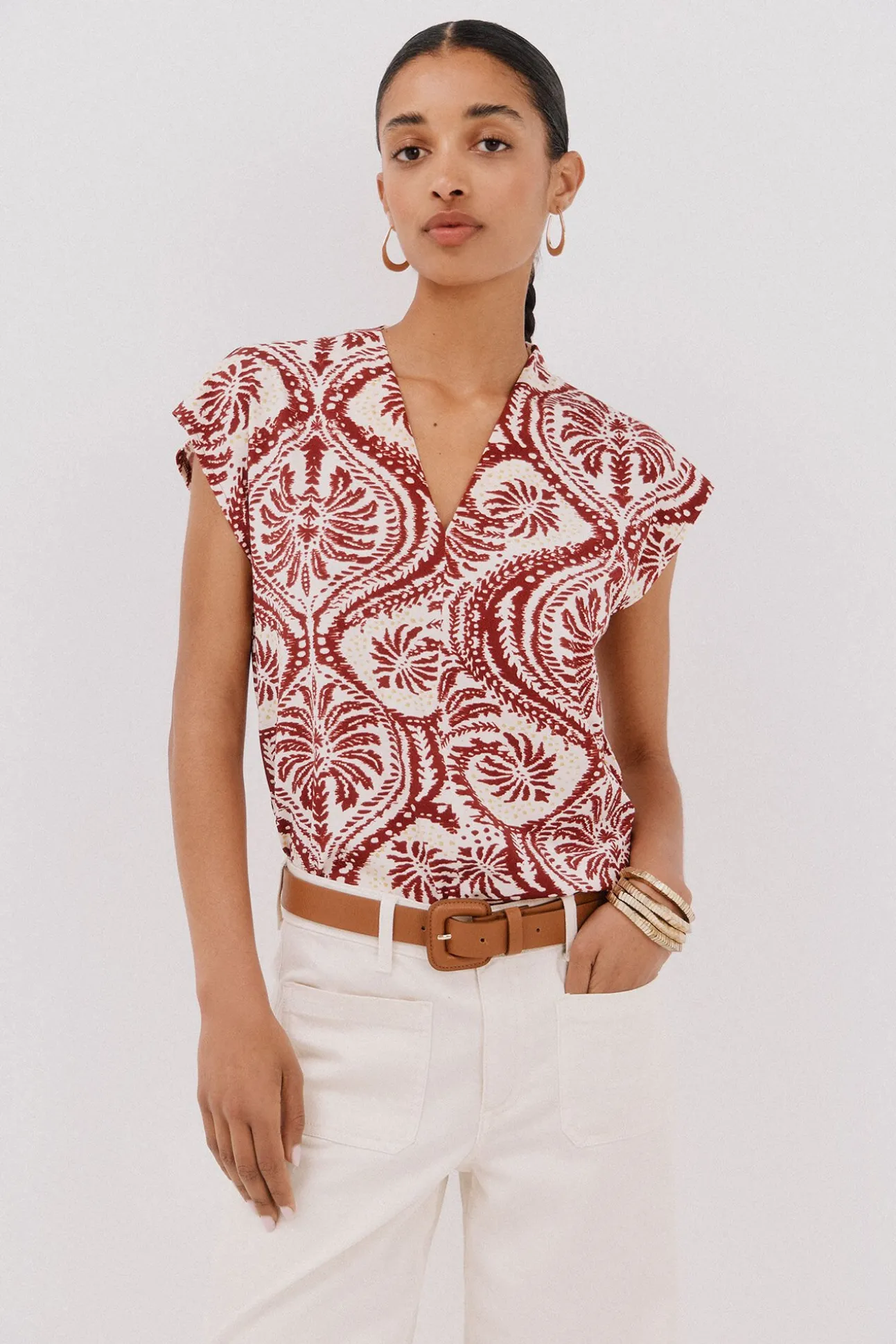 Camiseta estampada com decote em bico franzido