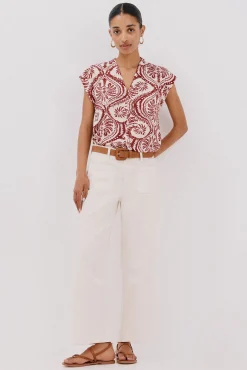 Camiseta estampada com decote em bico franzido
