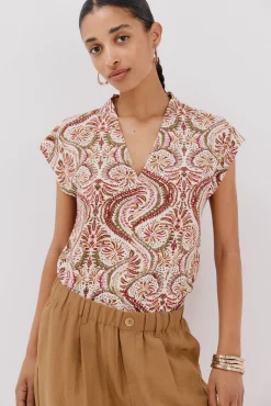 Camiseta estampada com decote em bico franzido