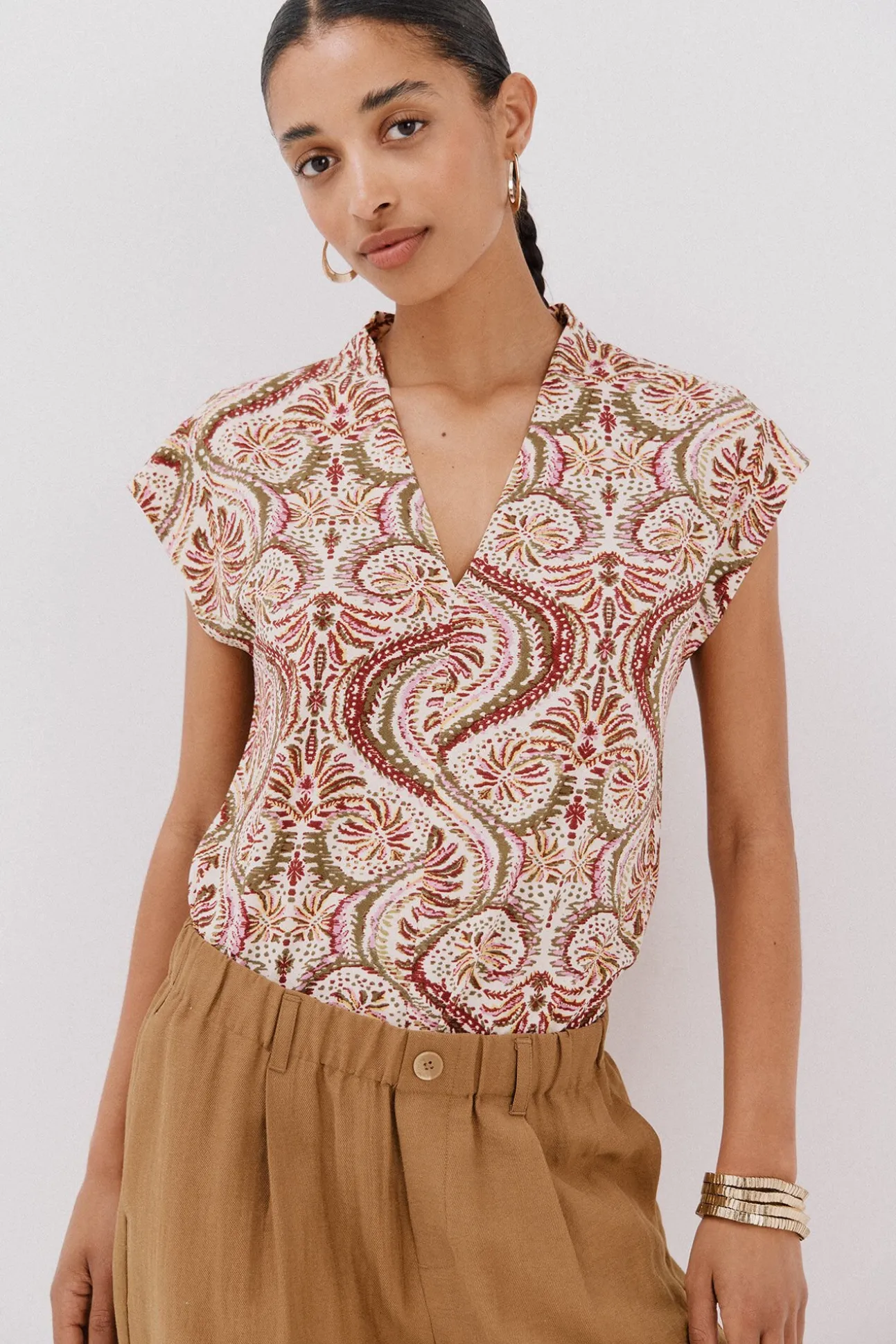 Camiseta estampada com decote em bico franzido