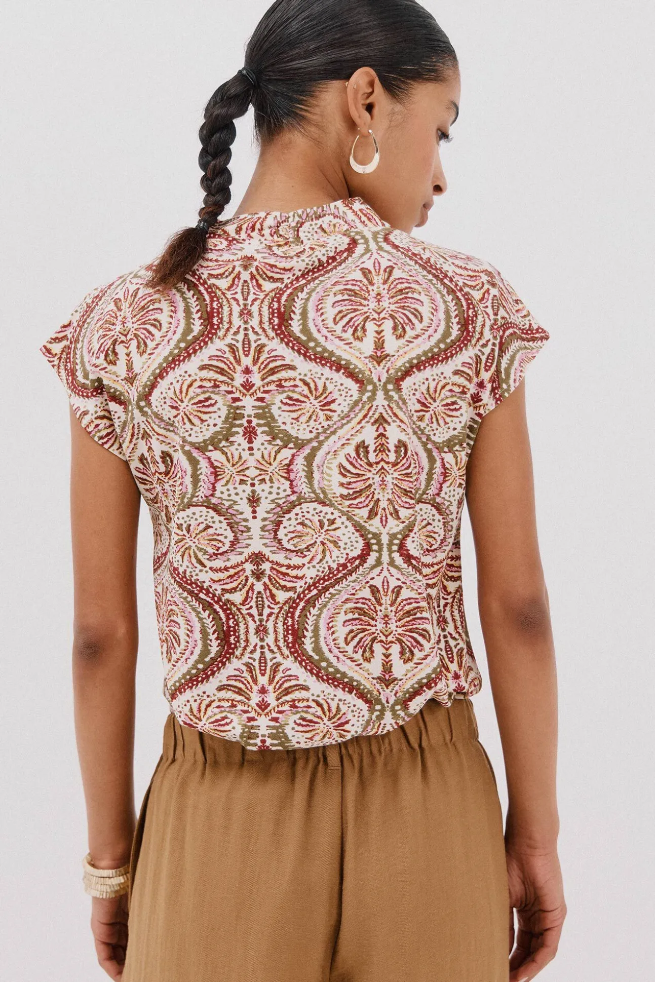 Camiseta estampada com decote em bico franzido