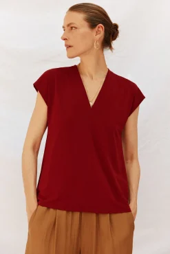 Camiseta estampada com decote em bico franzido