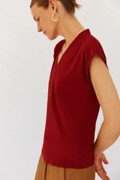 Camiseta estampada com decote em bico franzido
