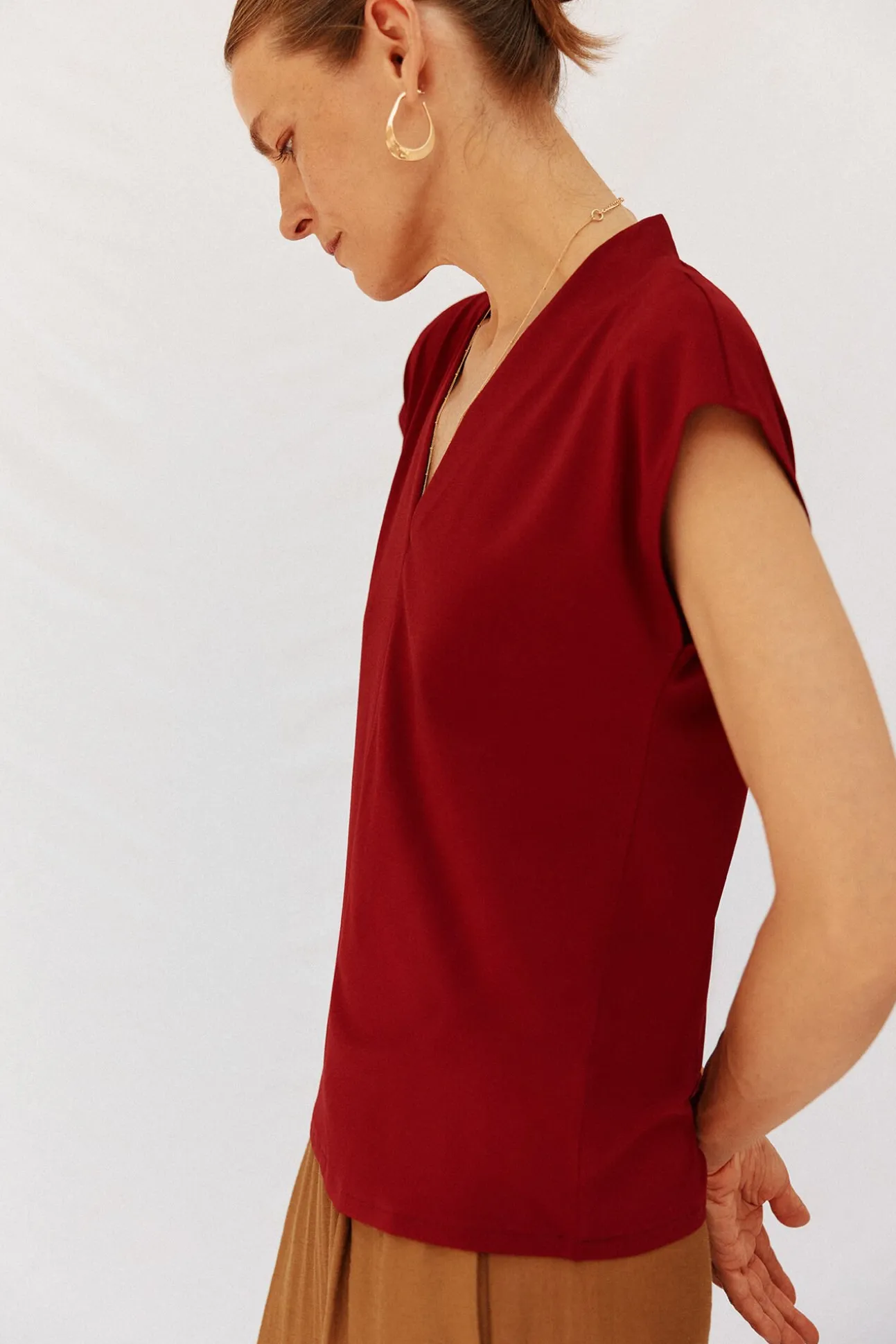 Camiseta estampada com decote em bico franzido