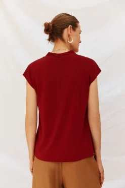 Camiseta estampada com decote em bico franzido