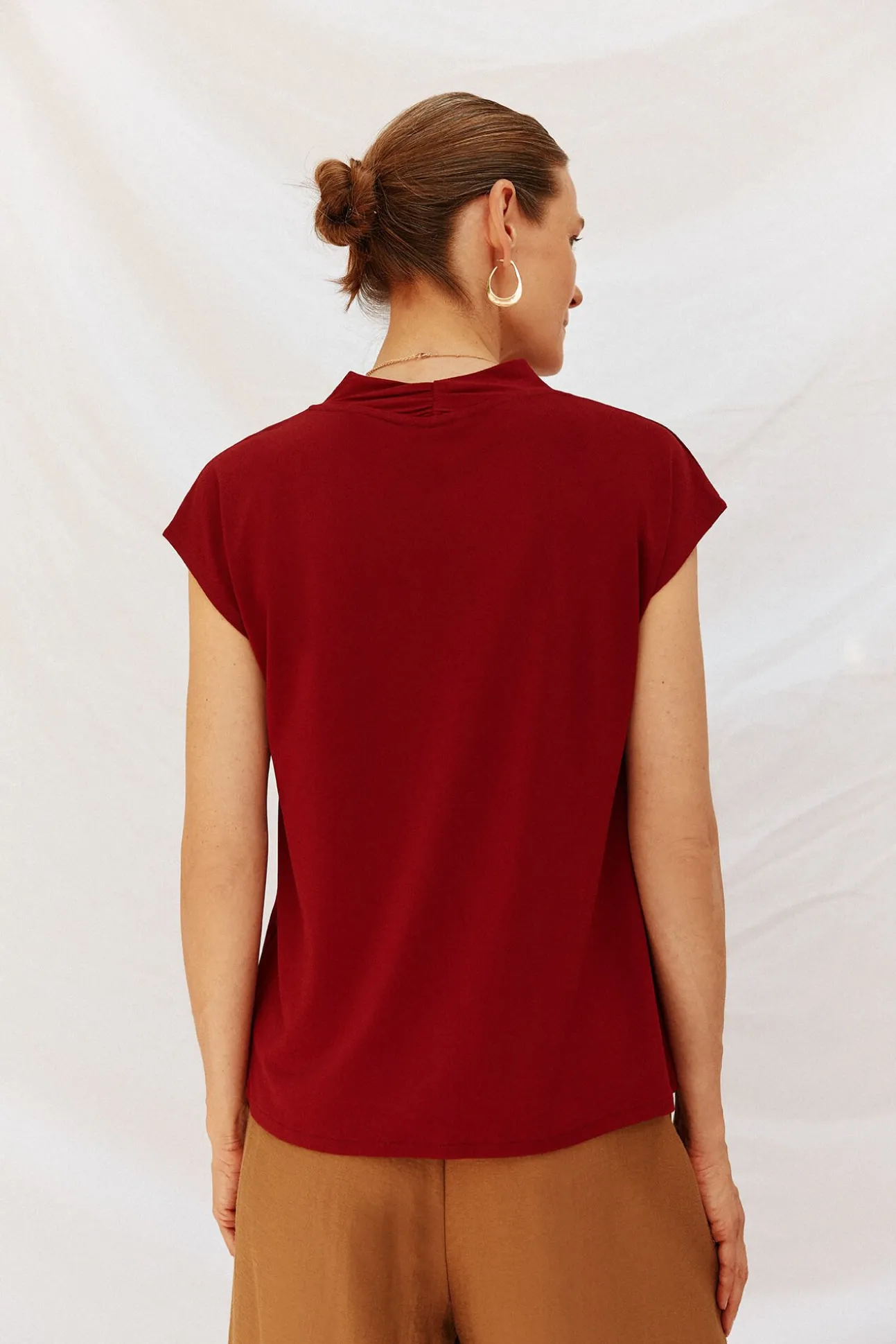 Camiseta estampada com decote em bico franzido