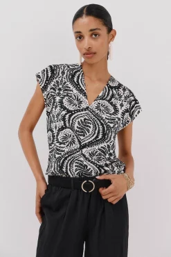 Camiseta estampada com decote em bico franzido