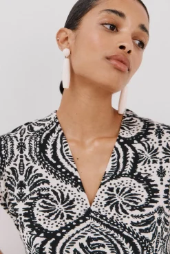 Camiseta estampada com decote em bico franzido