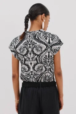 Camiseta estampada com decote em bico franzido