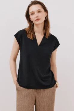 Camiseta estampada com decote em bico franzido