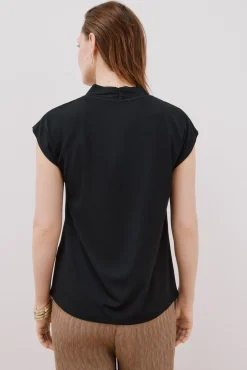 Camiseta estampada com decote em bico franzido