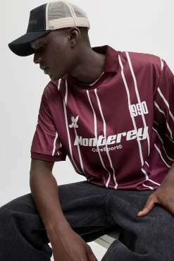 Camiseta estilo esportivo