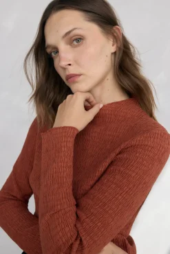 Camiseta estruturada com gola chaminé