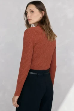 Camiseta estruturada com gola chaminé