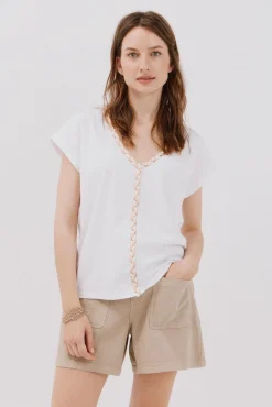 Camiseta trançada com gola em bico