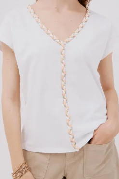 Camiseta trançada com gola em bico