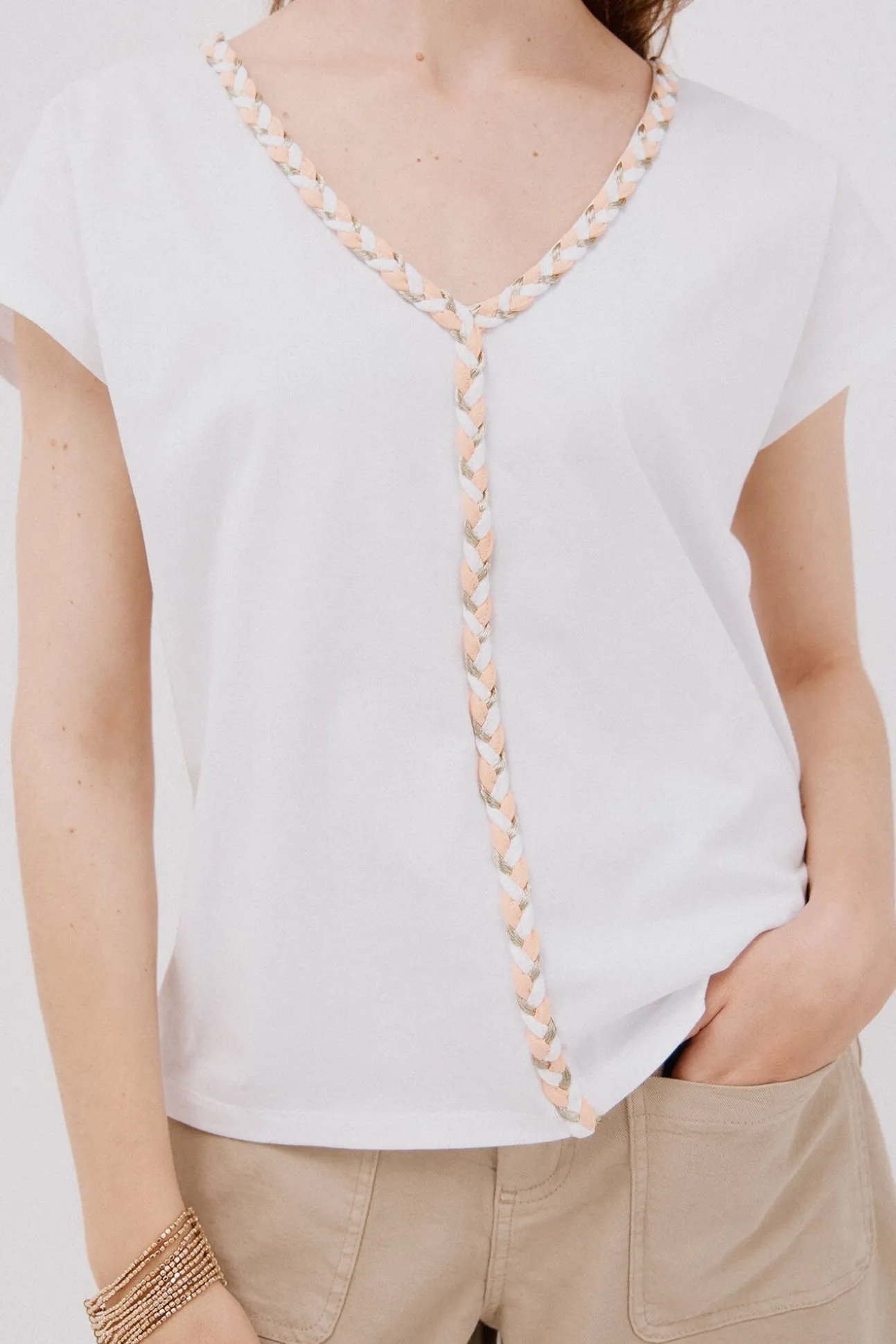 Camiseta trançada com gola em bico