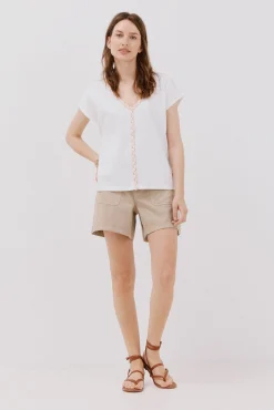Camiseta trançada com gola em bico