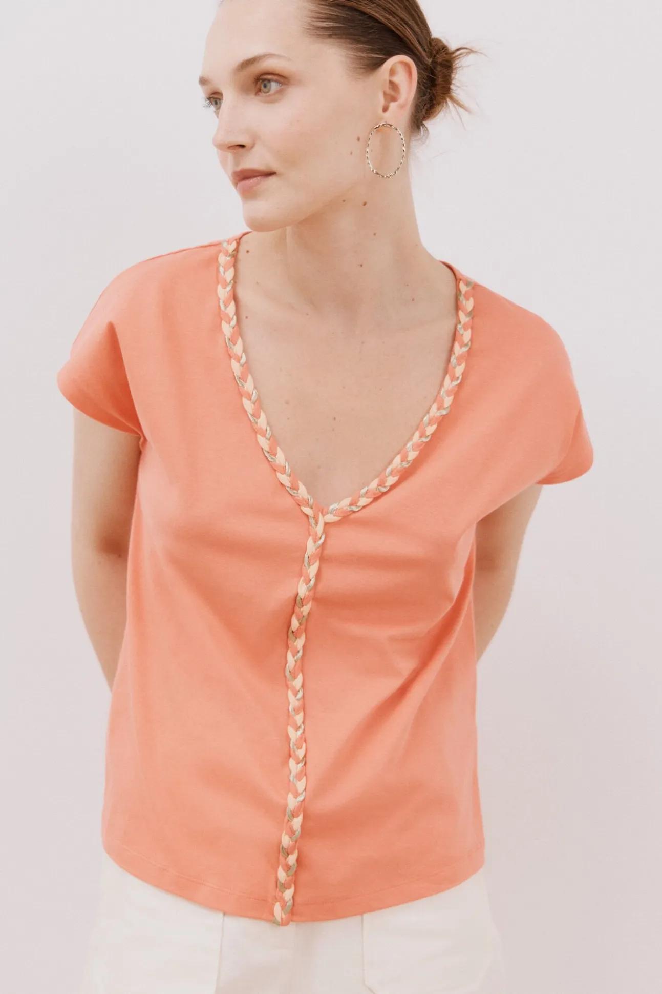 Camiseta trançada com gola em bico