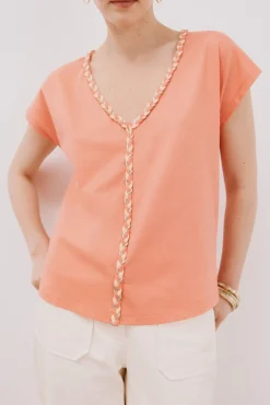 Camiseta trançada com gola em bico
