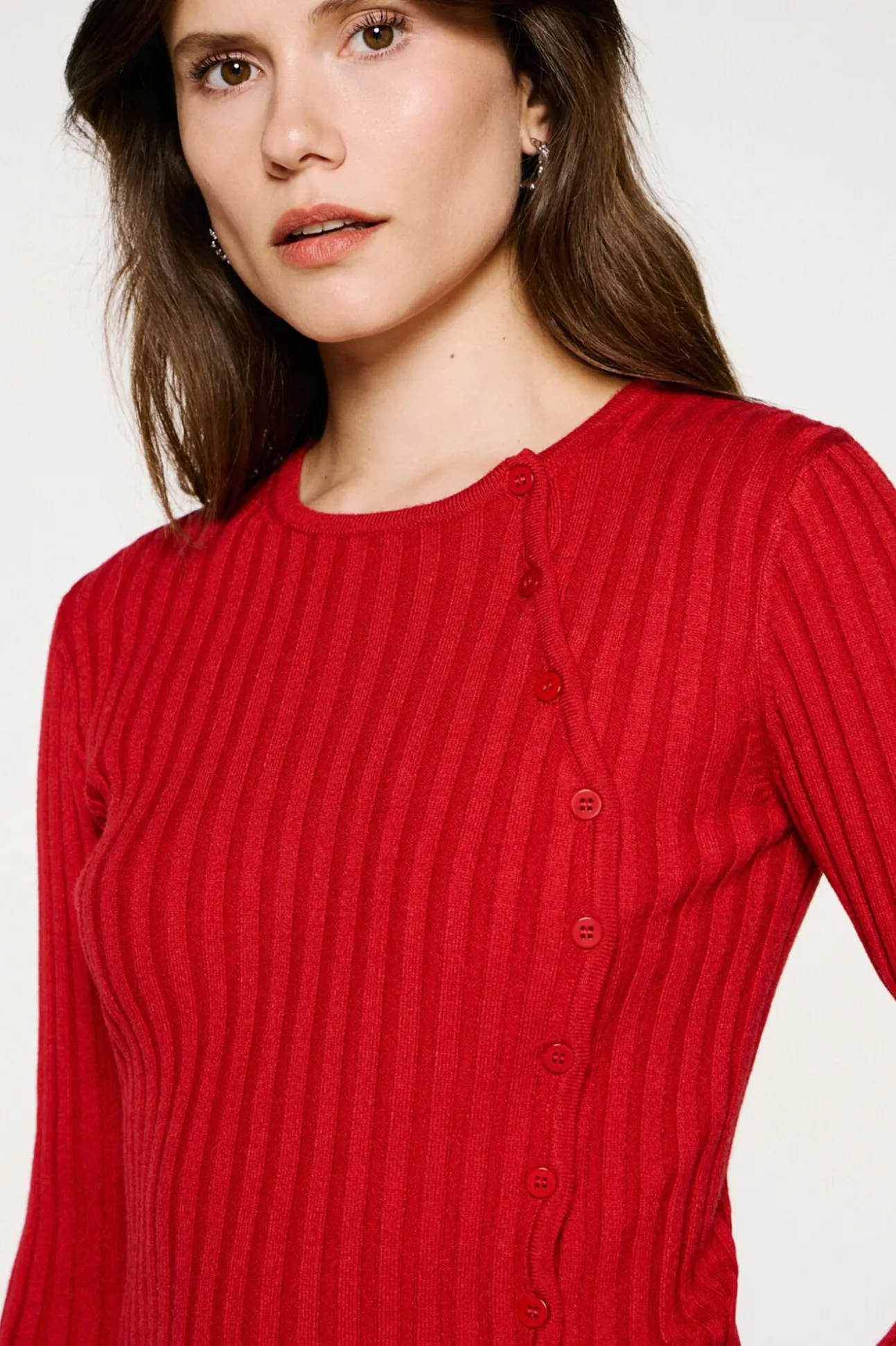 Camisola canelado com botões e corte slim.