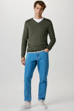 Camisola com gola em V confecionada em algodão orgânico. Corte Regular Fit.
