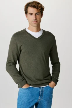 Camisola com gola em V confecionada em algodão orgânico. Corte Regular Fit.