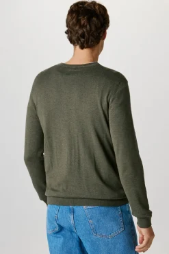 Camisola com gola em V confecionada em algodão orgânico. Corte Regular Fit.