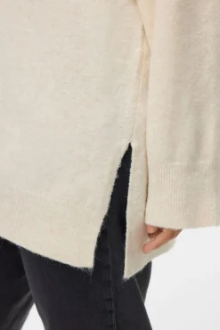 Camisola com gola em V curvo