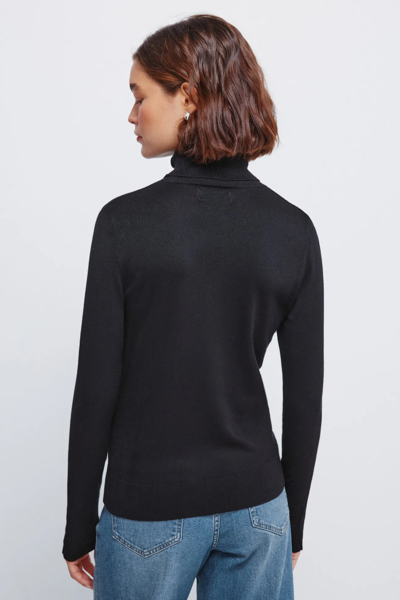 Camisola de gola alta com botões e punhos