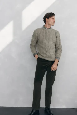Camisola de lã de cabos com gola redonda