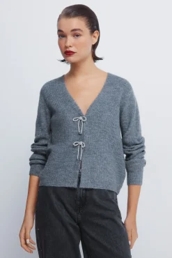 Cardigan com laços brilhantes