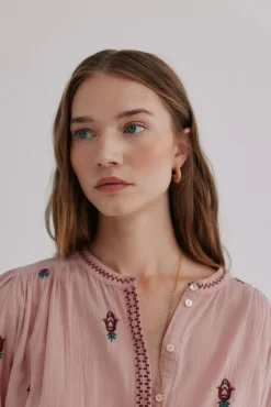 Carina. Blusa bordada