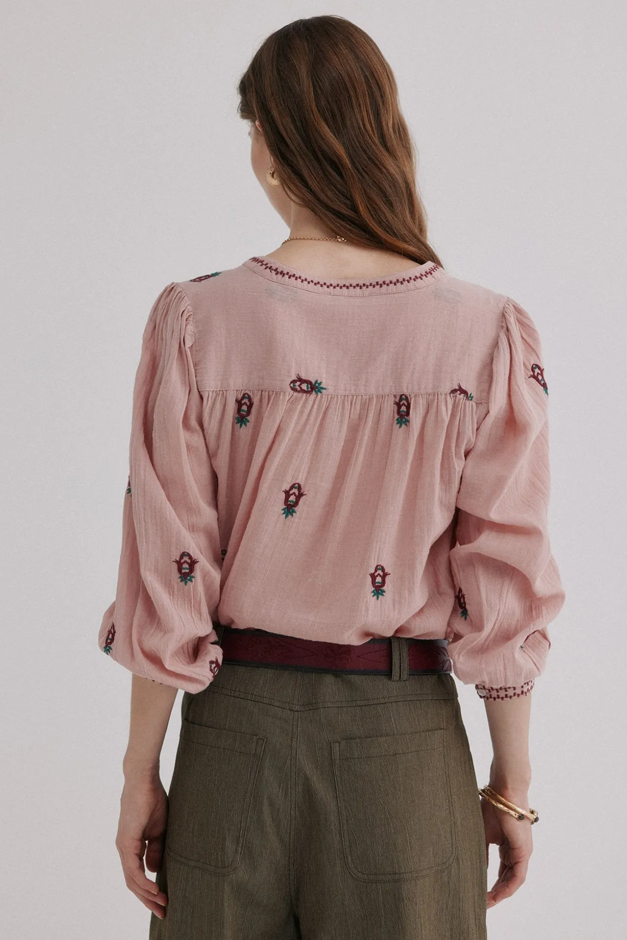 Carina. Blusa bordada