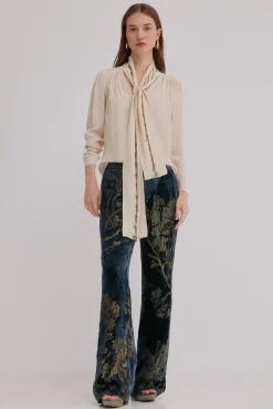 Carrie. Blusa com laçada