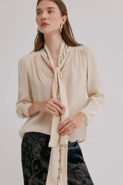 Carrie. Blusa com laçada