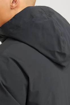 Casaco isolado com capuz