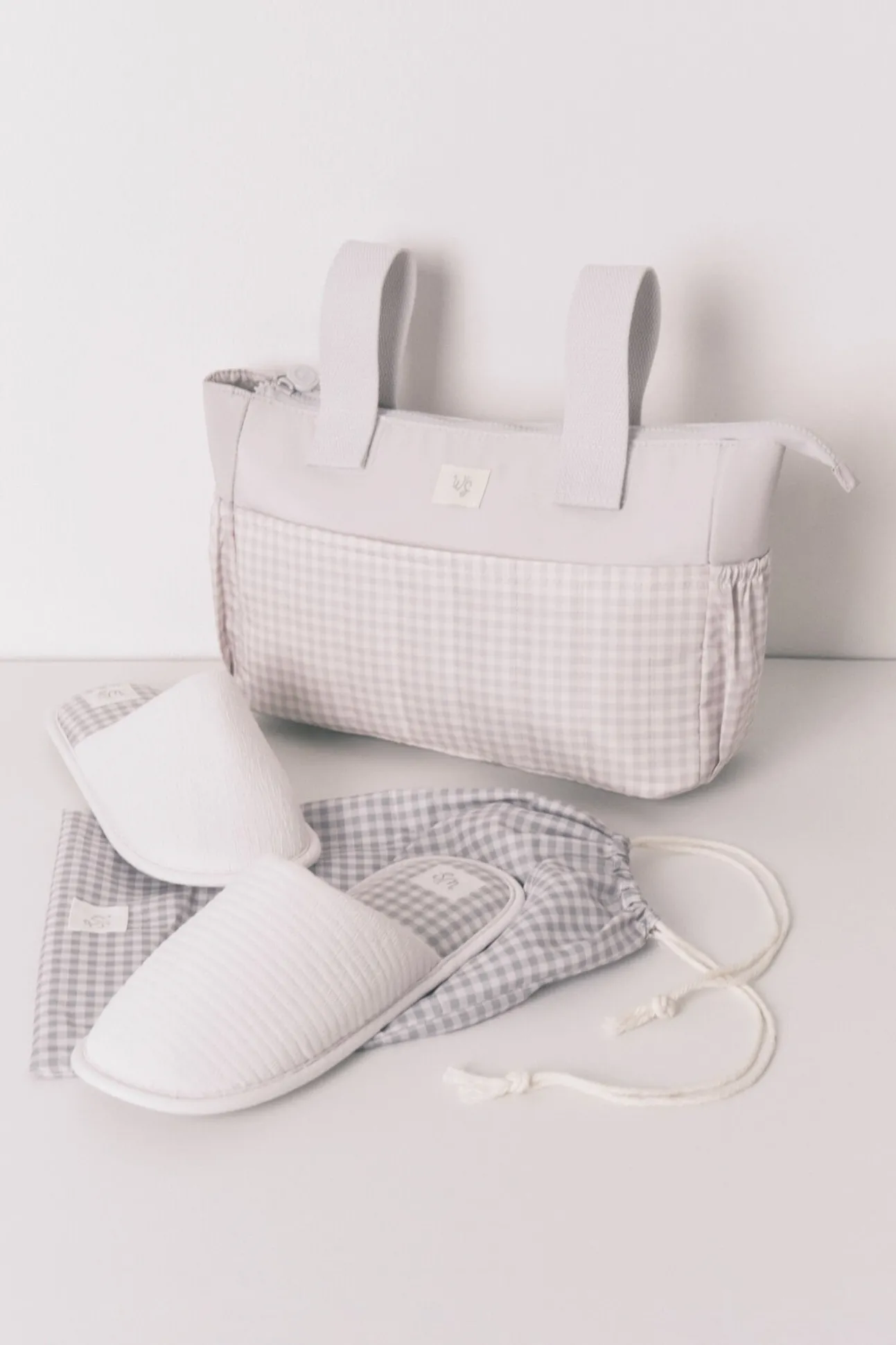Chinelos de quarto cinza fechado "maternity"