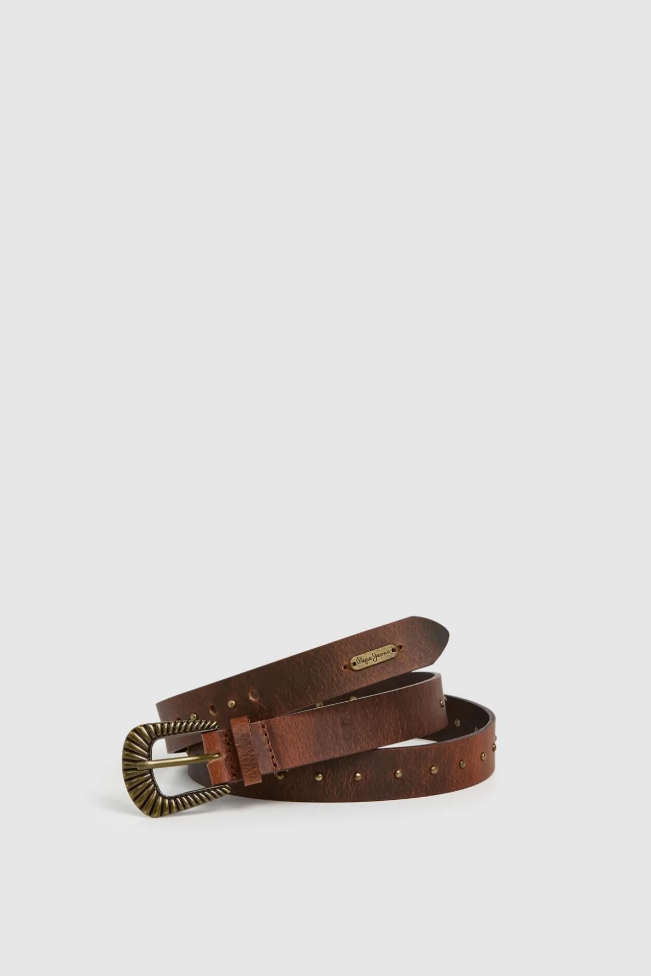 Cinto de couro com tachas