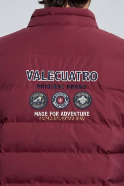 Colete acolchoado bordô com 3 escudos