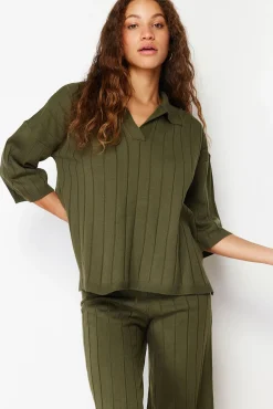 Conjunto básico verde de calça e T-shirt polo
