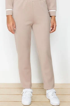 Conjunto confortável de duas peças com capuz na cor pedra