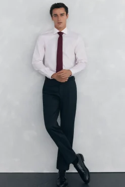 Conjunto de gravata, calças e camisa