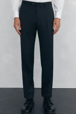 Conjunto de gravata, calças e camisa